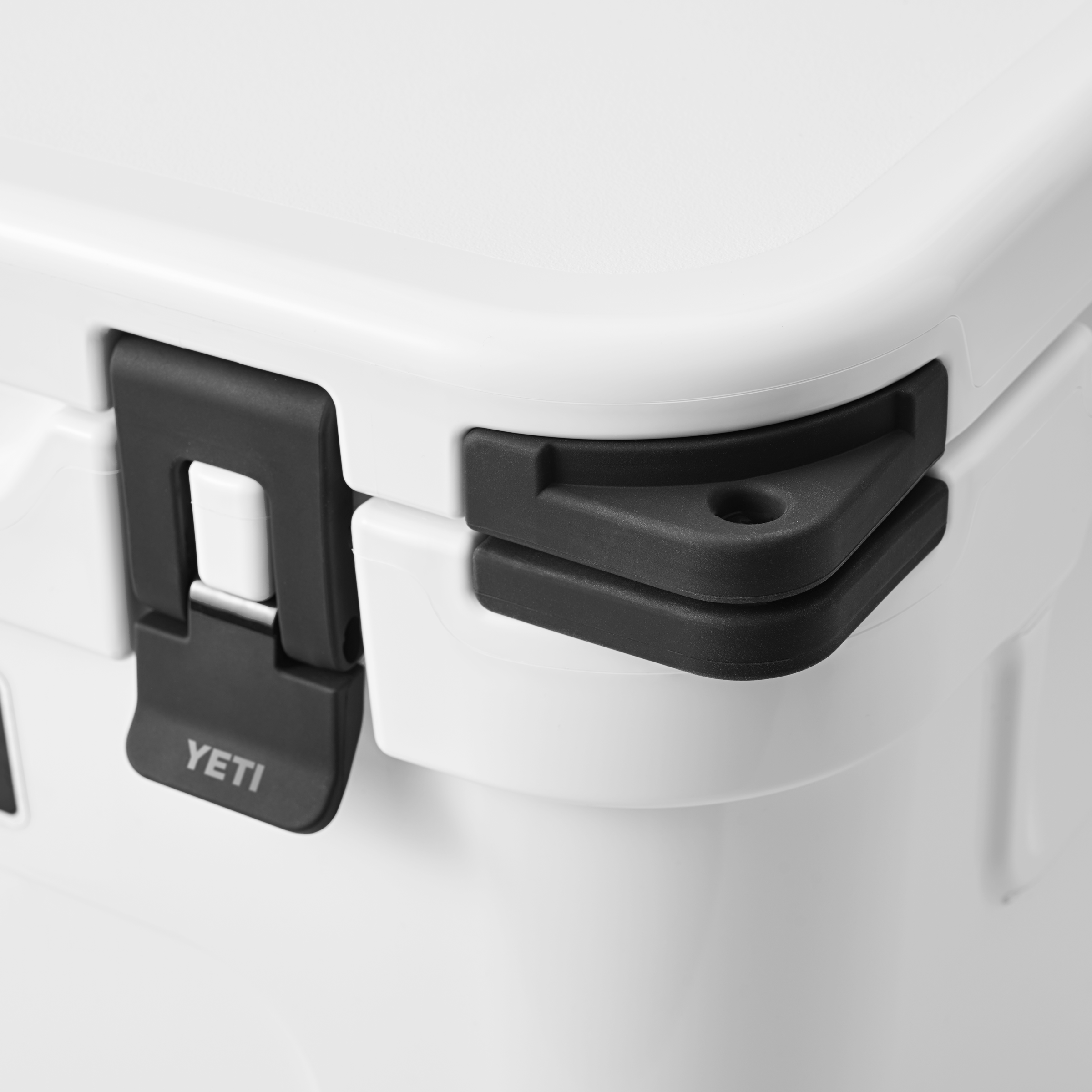 YETI Roadie Glacière à roulettes Lockport noire