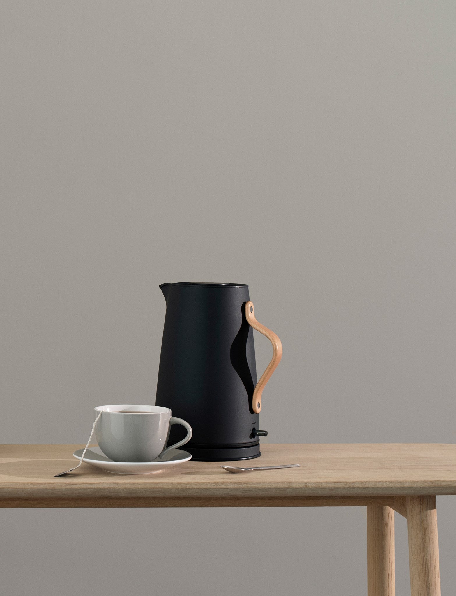 Stelton Emma bouilloire électrique 1,2 L noire hêtre